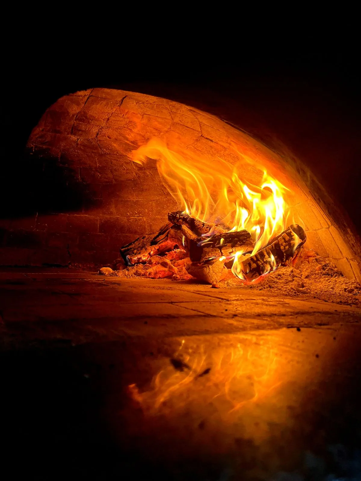 Pizza party anniversaire dans un jardin avec guirlandes lumineuses