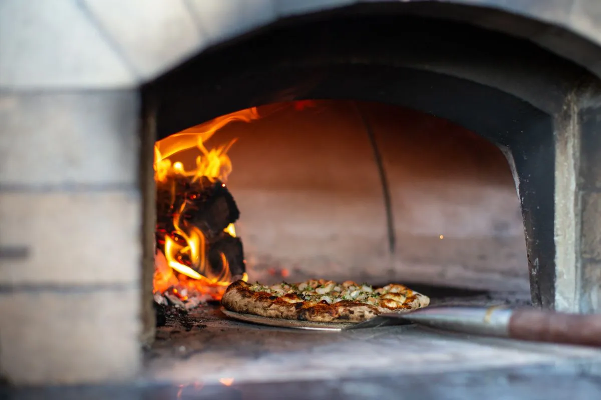 Food truck pizza installé dans une cour d'école pour la kermesse